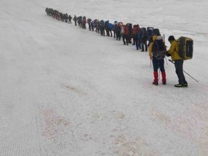 Deprem Şehitlerini Zirvede Andılar