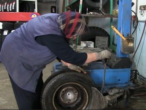 83 Yaşındaki Vesile Teyze ’Oto Lastik Tamirciliği’ Mesleğini Gelinine Devretti