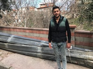 Fırtınanın Zarar Verdiği Güneş Enerjisini Söküp Aşağıya Attı