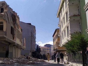 Küçükçekmece’de Yıkımı Yapılan Binada Çökme Yaşandı
