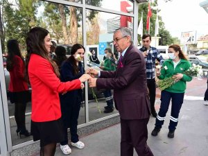 Başkan Topaloğlu’ndan Sağlık Çalışanlarına Karanfil