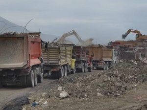 Mamak Belediyesi Samandağ’da Enkaz Kaldırıyor