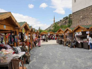 Maharetli Eller Kendi Gününde Kendi Yerinde