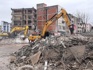 Enkaz Kaldırma Çalışmaları Yağmura Rağmen Devam Ediyor