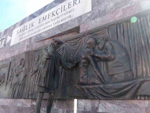 Muğla’da Tıp Bayramı’nda ’Sağlık Emekçileri’ Heykeli Açıldı