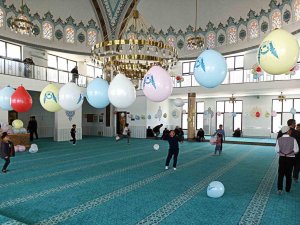 Cami, Çocuklar İçin Balonlarla Süslendi