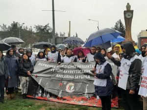 Sağlıkçılardan Depremin Sembolü Saat Kulesine Karanfil