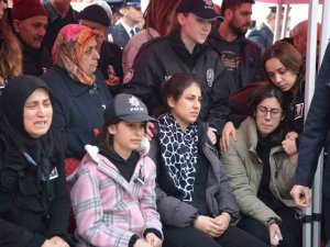 Hayatını Kaybeden Polis Babasının Şapkasını Bir An Olsun Başından Çıkarmadı