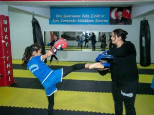 11 Yaşındaki Muay Thai Sporcusu Vasfiye Benek, Türkiye Şampiyonu Oldu