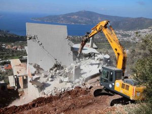 Turizm Cenneti Kaş’ta Kaçak Yapılar Yıkılıyor