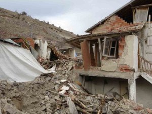 Depremde Enkaza Dönen Ve 457 Hanenin Bulunduğu Mahalle Taşınmak İstiyor