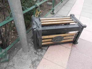 Hıncını Çöp Kutusunu Devirerek Çıkardı