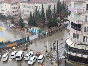 Görenler Şaşkına Dönüyordu, Sağanak Yağışta Zor Anlar Yaşattı