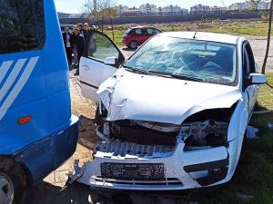 Otomobil Minibüse Çarptı: 1’i Ağır 5 Yaralı