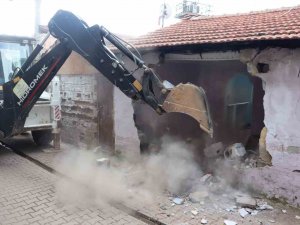 1999 Depreminden Kalan Ağır Hasarlı Binalar Yıkılıyor