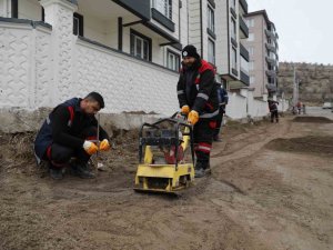 Belediye Ekipleri Yol Bakım-onarım Çalışmalarını Sürdürüyor