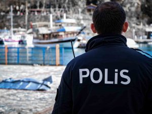 Antalya’da Denizde 17-18 Yaşlarında Erkek Cesedi Bulundu