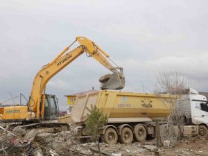 Afşin’de Enkaz Kaldırma Çalışmaları Devam Ediyor