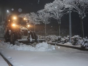 Canik Belediyesi Ekiplerinden Kar Yağışına Anında Müdahale