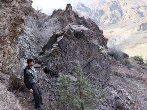 Omanağzı Köyünde Depremde Kopan Kaya Korkutuyor