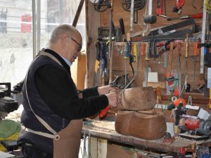 Karslı Sanatçı Baba Mesleğini Öğretecek Çırak Bulamıyor