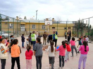 Şırnak’ta Öğretmenler Depremzede Bin 500 Çocuğu Oyun İle Buluşturdu