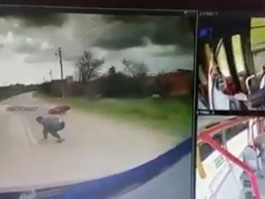 Savrulan Motosikletin Sürücüsünü Ezilmekten Otobüs Şoförü Kurtardı: O Anlar Kamerada