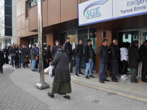Sgk Önündeki Eyt Kuyrukları Devam Ediyor