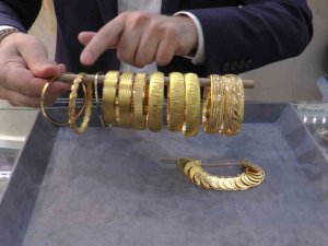 Nakitler Altına, Altınlar ‘Bilekliğe’