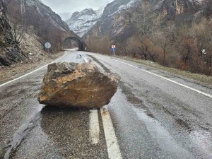 Tunceli’de Sağanak Nedeniyle Menfezler Taştı, Yollara Kaya Parçaları Düştü