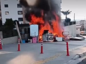 İ̇şten Çıkarılan Apartman Görevlisi Sinir Krizi Geçirip Bütün Eşyalarını Yaktı