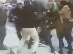 İ̇stanbul’da Trafik Tartışması Sonrası Kavga Kamerada: Baskına Gelip Bıçaklandılar