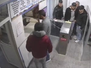 Araba Çalıp Gittikleri Hamamda Peştamalla Yakalandılar