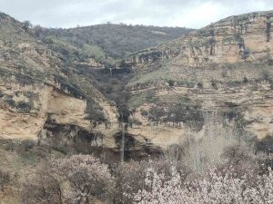 Tunceli’de Bereketi Simgeleyen Kişnikar Şelalesi Akmaya Başladı