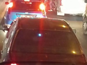 Doğan Araslı Bulvarı’nda Yol Verme Tartışmasında Ortalık Karıştı: O Anlar Kameraya Yansıdı