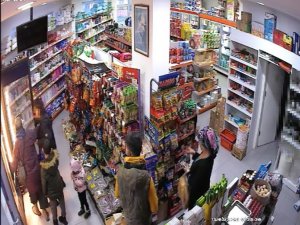 Marketten İçki Şişesi Çalan Kadın, Müşterinin Dikkati İle Yakayı Ele Verdi