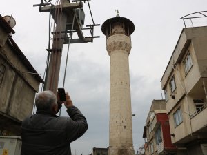 Depremde Hasar Gören Cami Minaresi Mahalleliyi Tedirgin Ediyor