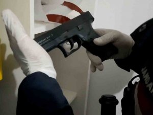 Gardıroptan Tabancalar, Bazadan Tüfekler Çıktı
