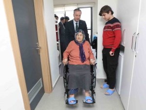 Ağrı’da Yaşlı Depremzede Kadına Tekerlekli Sandalye Verildi