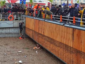 2 İtfaiye Eri Yüzerek Kurtuldu