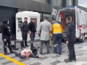 Bir Gün Evli Kalan Çiftin Boşanma Davası Kanlı Bitti: 2 Yaralı