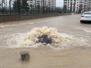Adıyaman’da Sel Suları Cadde Ve Sokakları Göle Çevirdi