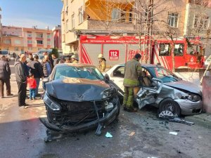 Ümraniye’de Otomobilin Çarptığı Araç Evin Bahçesine Daldı: 3 Yaralı