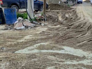 Milas Halkı Çamurlu Ve Toprak Yolda Zor Günler Yaşıyor