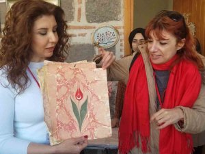 Manisa’ya Gelen Yabancı Öğrenciler, Ebru Sanatına Hayran Kaldı