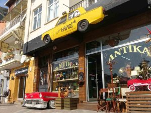 Fiyatlara Kızdı, Ortadan Kestiği Efsane Otomobili Tabela Yaptı