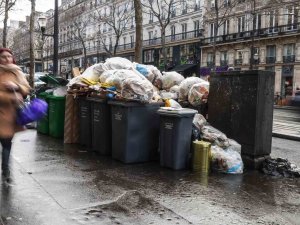 Paris Sokaklarında 6 Bin 600 Ton Çöp Birikti