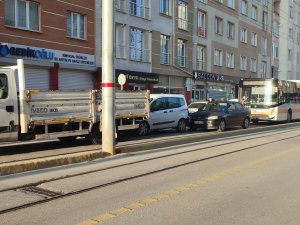 Tramvay Yolunda Meydana Gelen Trafik Kazası Şehir İçi Ulaşımda Aksamaya Neden Oldu
