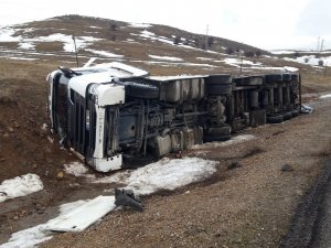 Bingöl’de Tır Devrildi: 1 Yaralı