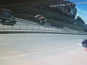 Çekmeköy’de Çöp Kamyonu Devrildi: 2 Yaralı